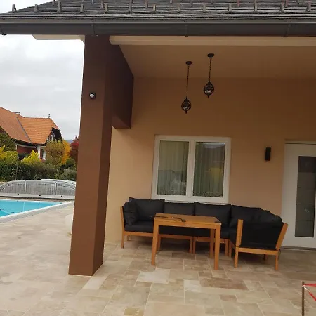 Mit Pool An Der Apfelstrasse