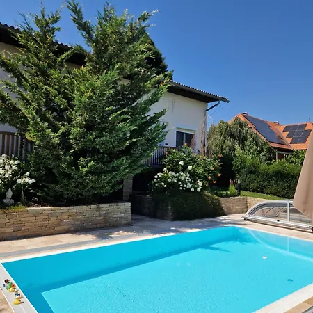 Apartment Mit Pool An Der Apfelstrasse