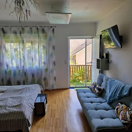 Mit Pool An Der Apfelstrasse